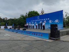 了取会人员和本地群众驻脚征询取品鉴